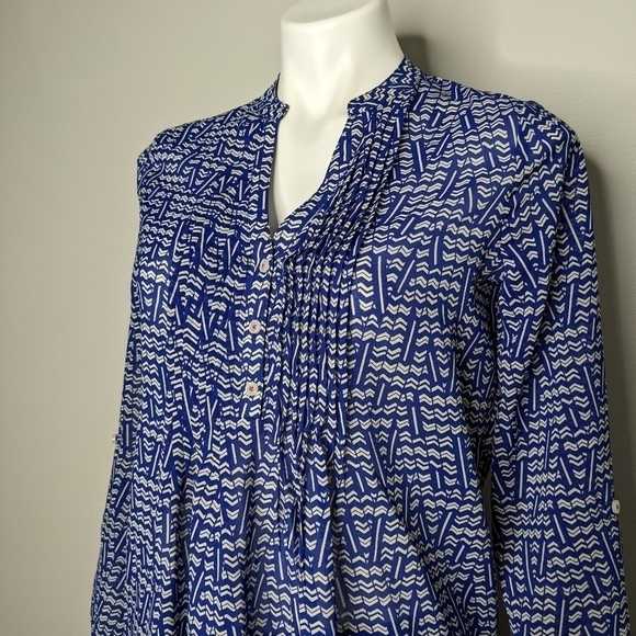 ✨3/$15  Anthro HD in Paris blue white abstract chevron blouse 2 - Picture 3 of 8